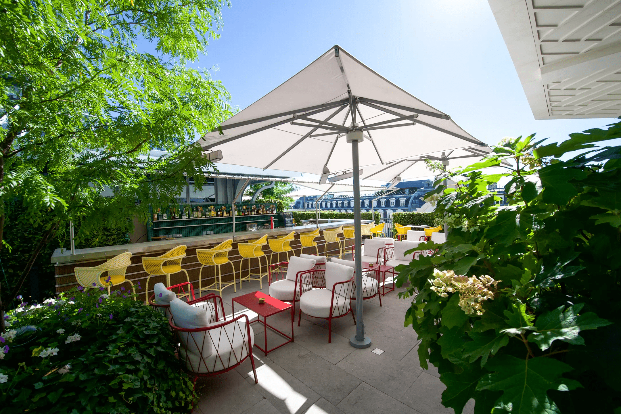 MAY Schattello Parasol shading a Rooftop Bar in London on a sunny day